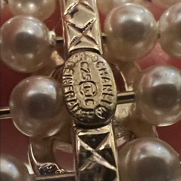 Elegant Heart-Shaped Pearl Earrings - Picture 5 of 7